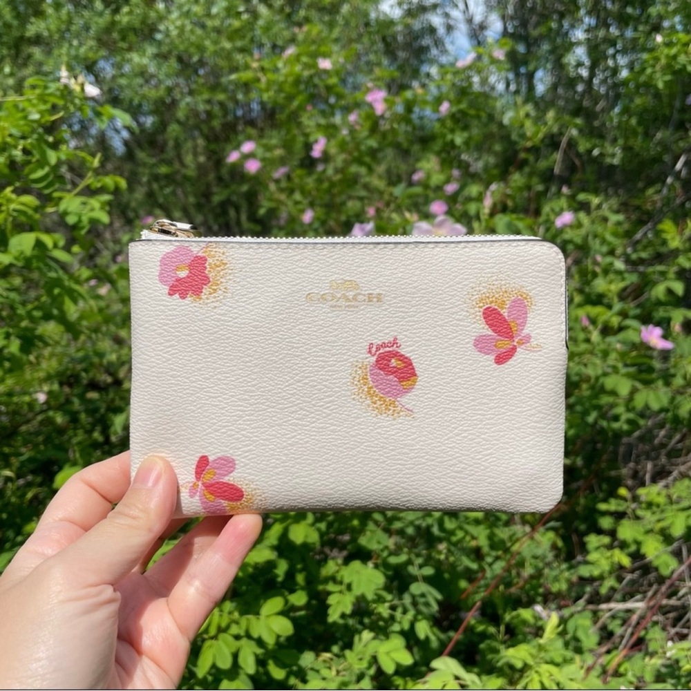 Coach Corner Zip Wristlet With Pop Floral Print